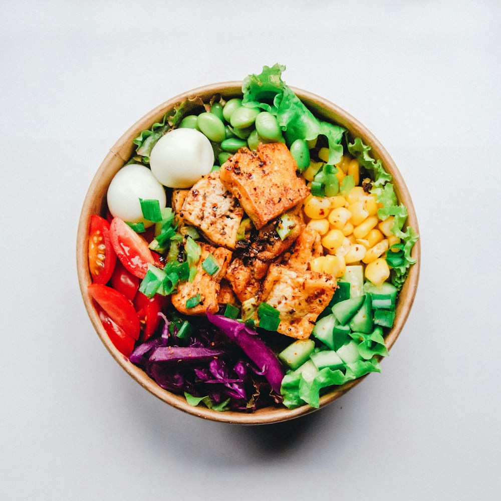 Piring makan gizi seimbang dengan salmon, quinoa, brokoli, alpukat