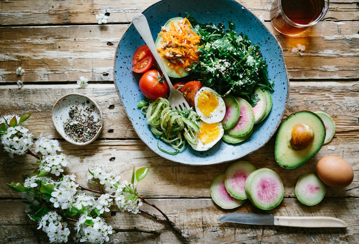Meja konsultasi nutrisi modern dengan panduan pola makan sehat